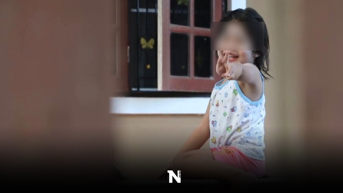 หนูน้อยวัย 3 ขวบติดโควิด19จากยาย ชูนิ้วยิ้มสู้ ๆ หนูน้อยวัย 3 ขวบติดโควิด19จากยาย ชูนิ้วยิ้มสู้ ๆ