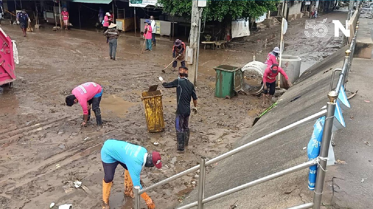 รัฐ-เอกชนระดมกำลังล้าง"ตลาดริมเมย"หลังน้ำลด รัฐ-เอกชนระดมกำลังล้าง"ตลาดริมเมย"หลังน้ำลด