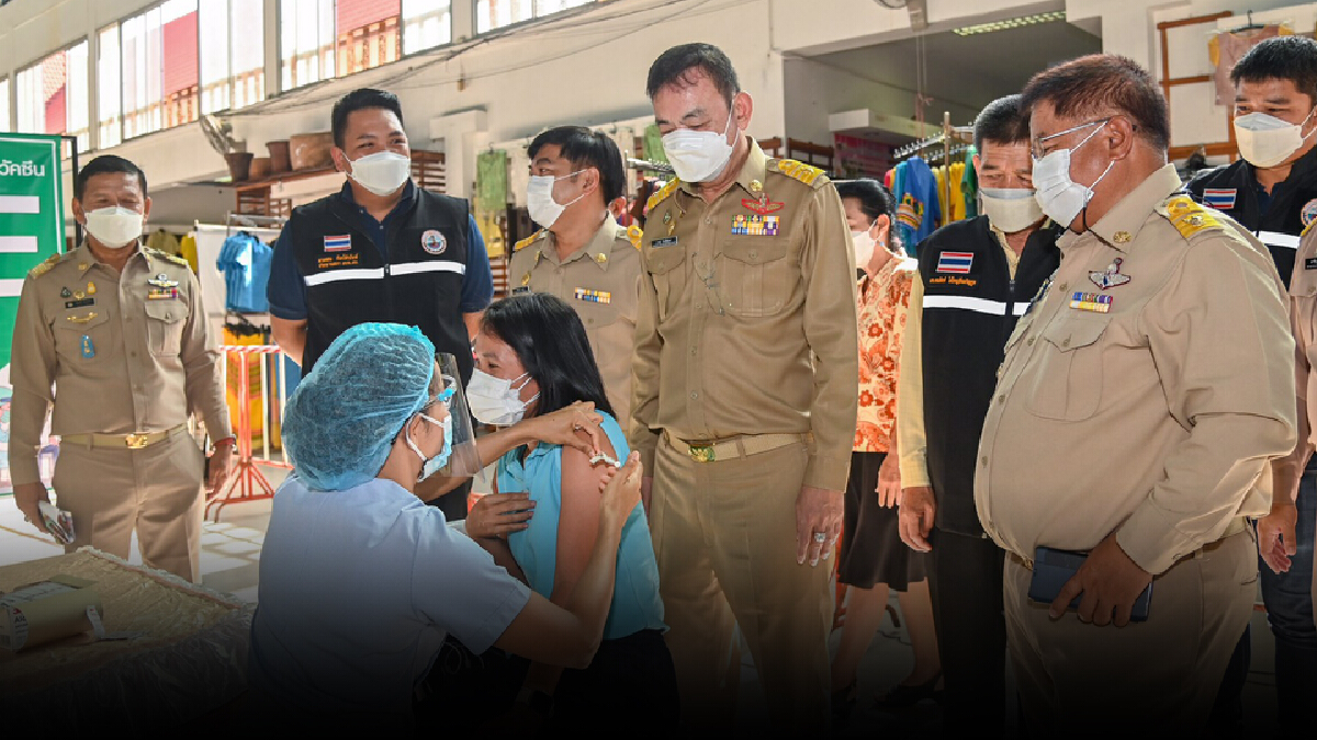 เข้าคิวฉีดวัคซีน "ซิโนฟาร์ม"ฟรี อบจ.อุบลฯจัดให้ เข้าคิวฉีดวัคซีน "ซิโนฟาร์ม"ฟรี อบจ.อุบลฯจัดให้