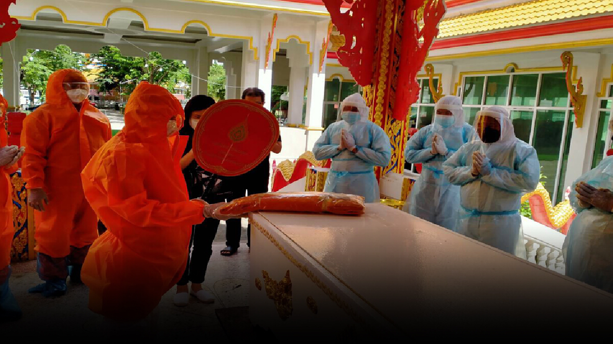 หลวงพ่อถึงกับร้องให้ เย็นเผาศพปู่บ่ายรดน้ำศพย่า เสียชีวิตเพราะติดโควิด