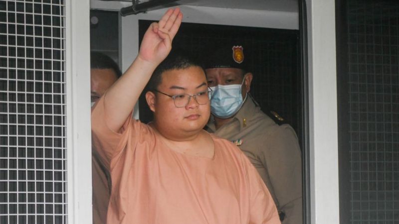 ทนายเล็งประกัน "เพนกวิน พริษฐ์" รักษาโควิดข้างคุกหวั่นเชื้อลงปอดเสียชีวิต ทนายเล็งประกัน "เพนกวิน พริษฐ์" รักษาโควิดข้างคุกหวั่นเชื้อลงปอดเสียชีวิต