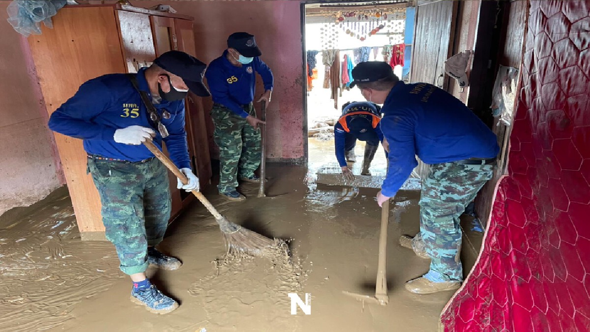 ทหารจัดกำลังพลช่วยชาวบ้านถูกน้ำป่าหลาก ทหารจัดกำลังพลช่วยชาวบ้านถูกน้ำป่าหลาก