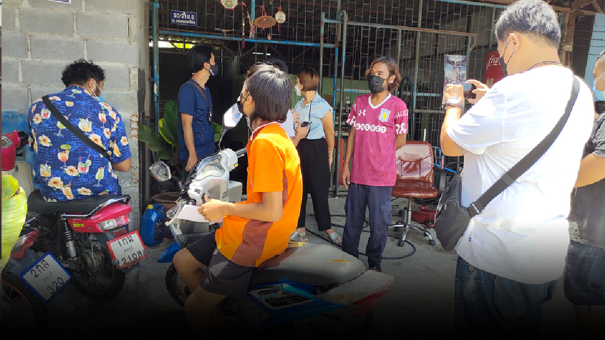 ร้องสื่อถูกอาสาตำรวจไล่จับฝ่าฝืนเคอร์ฟิวส์ ถีบรถล้ม ปืนจ่อหัว ใส่กุญแจมือ