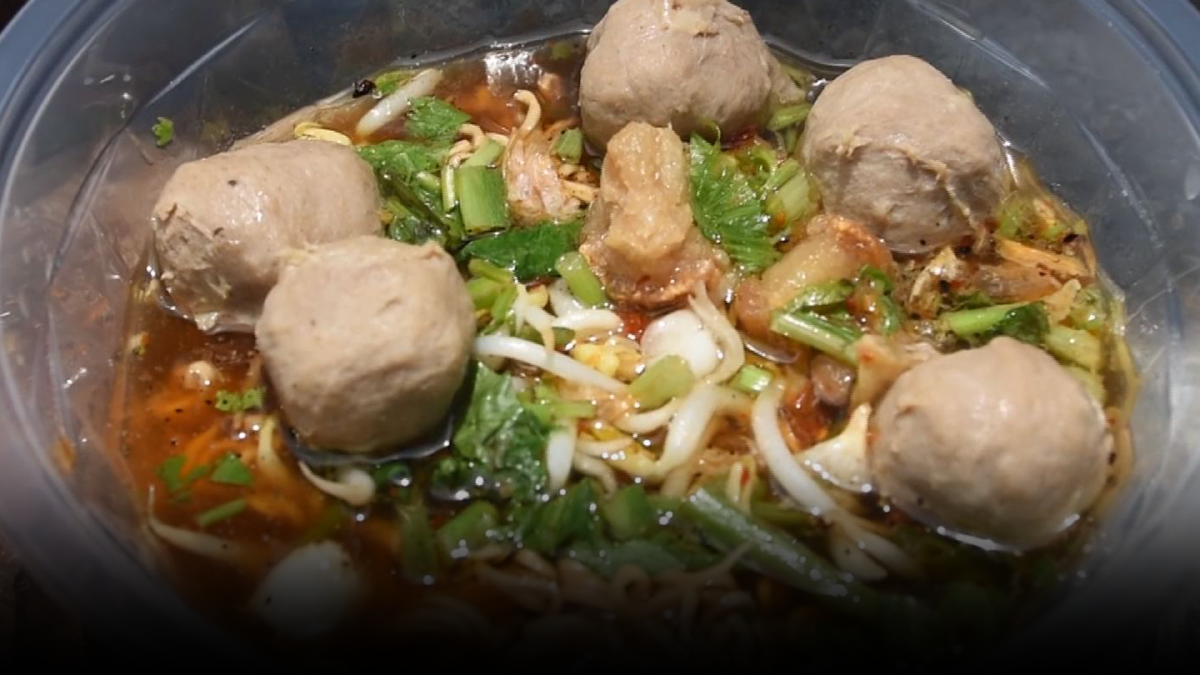แม่ค้าอุตรดิตถ์ขาย ก๋วยเตี๋ยวเรือพ่วง เสิร์ฟตรงถึงบ้าน แม่ค้าอุตรดิตถ์ขาย ก๋วยเตี๋ยวเรือพ่วง เสิร์ฟตรงถึงบ้าน