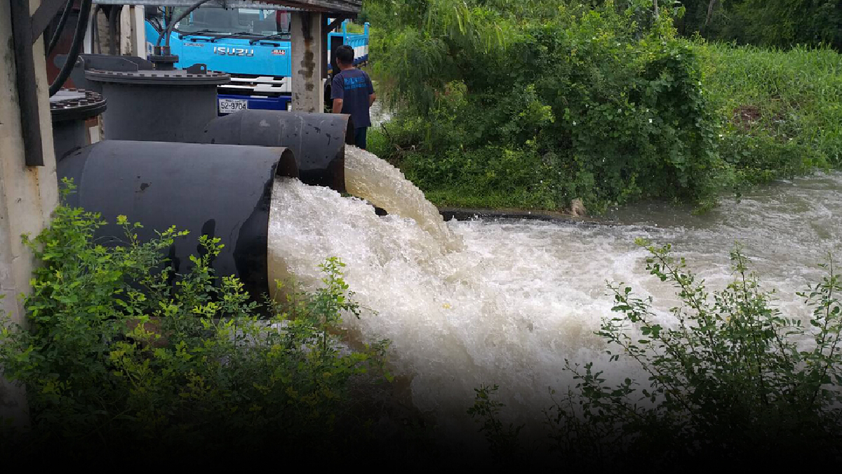 นิคมฯ บางปู เร่งสูบระบายน้ำหลังฝนตกหนักต่อเนื่อง