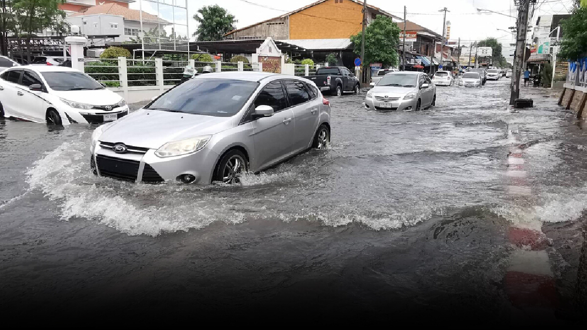 ฝนถล่มกว่า 1 ชม.น้ำท่วมขังถนนหลายสายในเขตเทศบาล