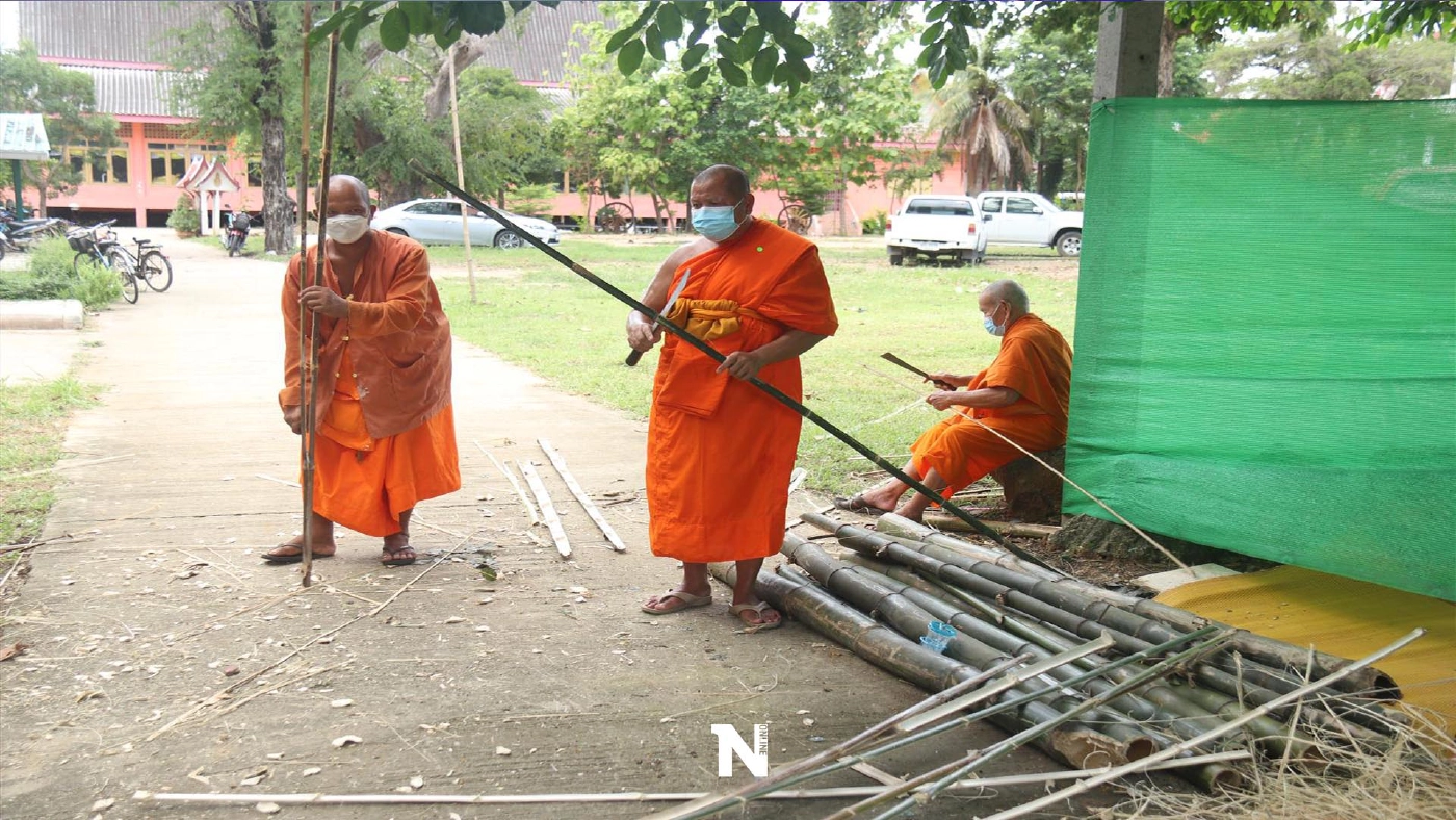 พระวัดวังจิกร่วมทำ"แคร่"เตียงสนามจากไม้ไผ่