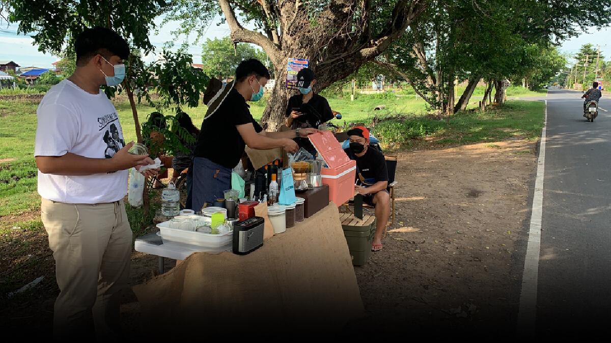 หนุ่มหล่อกาแฟพเนจร เปิดท้ายขายข้างทาง แต่อร่อย