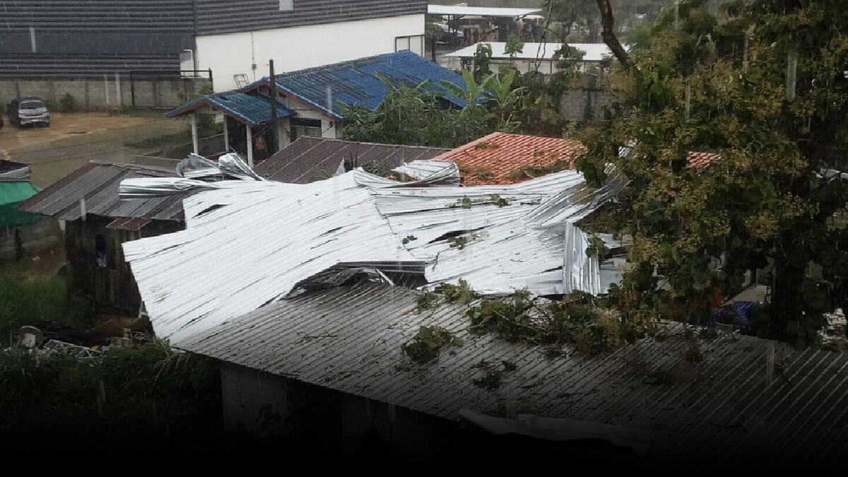 พายุฝนถล่มเมืองเลยสองวันติด สิ่งปลูกสร้างพังระนาว พายุฝนถล่มเมืองเลยสองวันติด สิ่งปลูกสร้างพังระนาว
