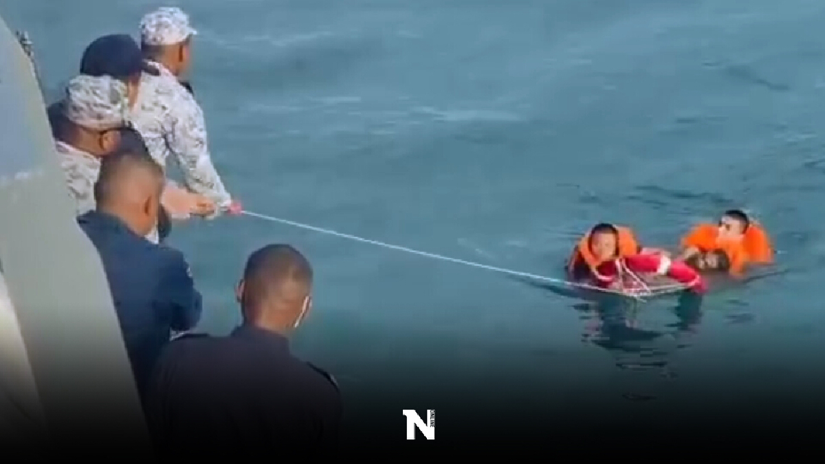 ทัพเรือภาคที่ 2 เร่งเข้าช่วยลูกเรือลอยคอกลางทะเล หลังตกน้ำหายข้ามคืน ทัพเรือภาคที่ 2 เร่งเข้าช่วยลูกเรือลอยคอกลางทะเล หลังตกน้ำหายข้ามคืน