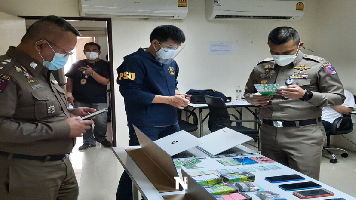 บุกจับแอดมินเว็บพนันออนไลน์  ขณะบริการลูกค้าหน้าจอคอมพิวเตอร์