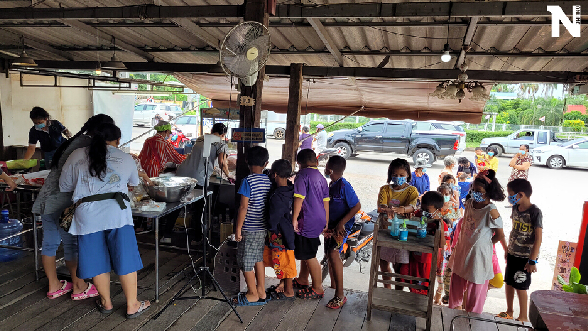 ใจป้ำ!!เจ๊เนี้ยวปรุงก๋วยเตี๋ยวต้มยำรสเด็ดให้ผู้สูงอายุกินฟรี 