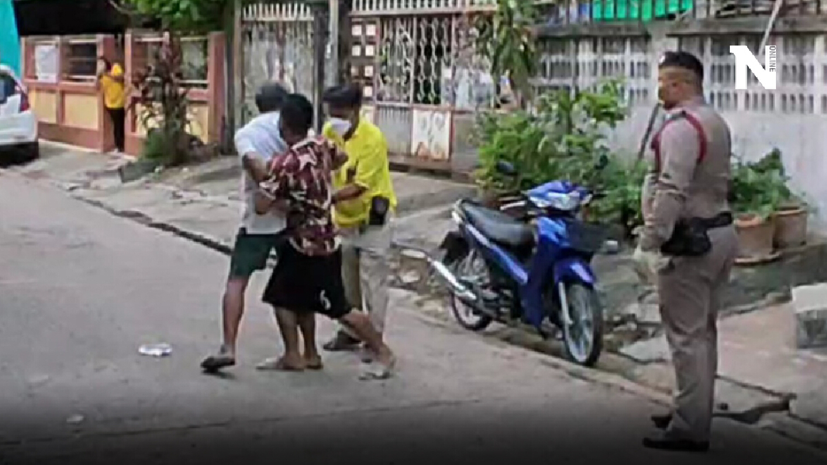 ส่ง 2 พลเมืองดีกักตัว หลังช่วยรวบชายสติเพี้ยนติดโควิดหนีกักตัว ส่ง 2 พลเมืองดีกักตัว หลังช่วยรวบชายสติเพี้ยนติดโควิดหนีกักตัว