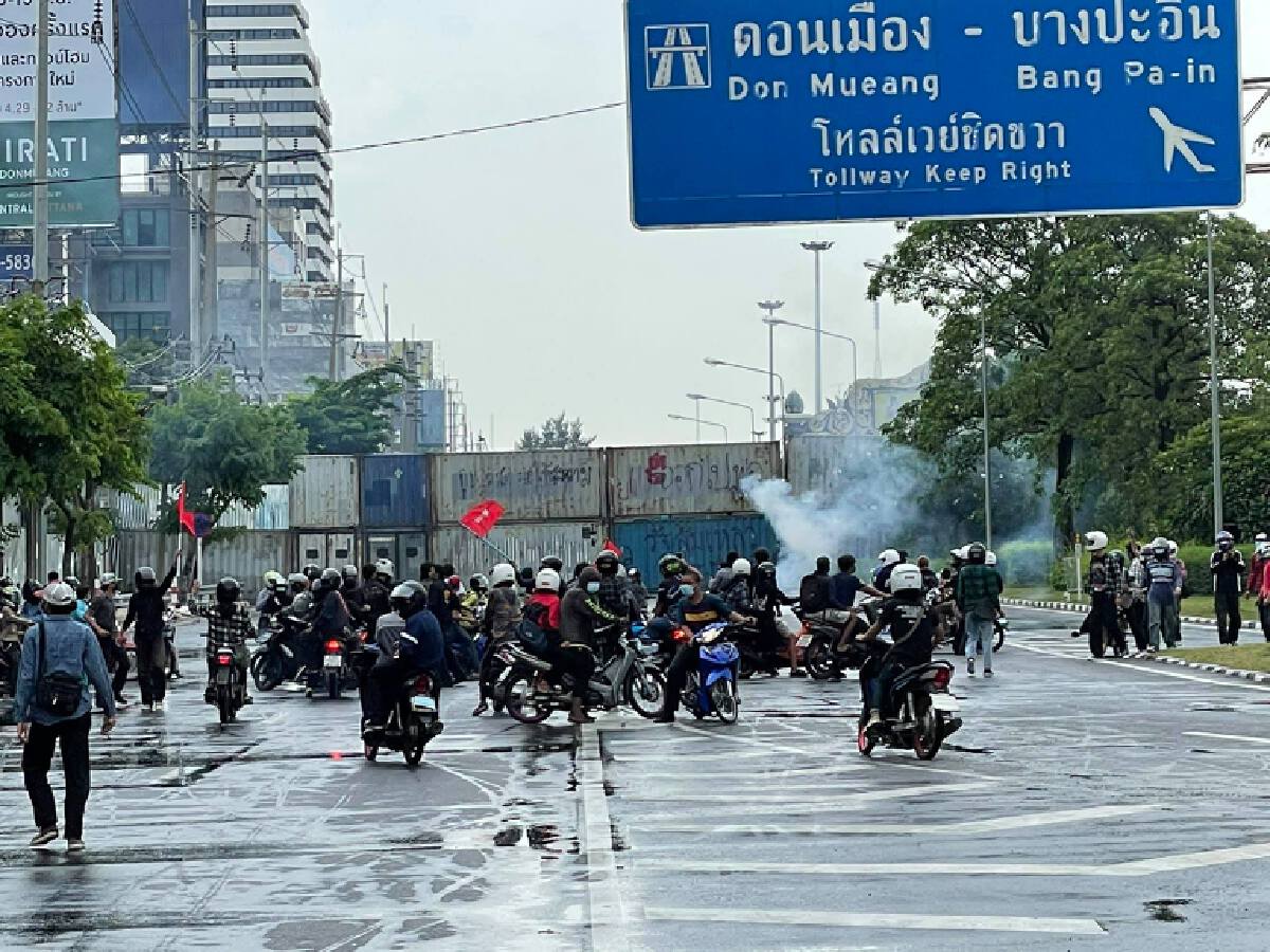 ศาลให้ประกัน 3 ผู้ต้องหาขนอาวุธ-ระเบิดปิงปอง เข้าร่วมม็อบ 20 ส.ค. ที่ดินแดง ศาลให้ประกัน 3 ผู้ต้องหาขนอาวุธ-ระเบิดปิงปอง เข้าร่วมม็อบ 20 ส.ค. ที่ดินแดง