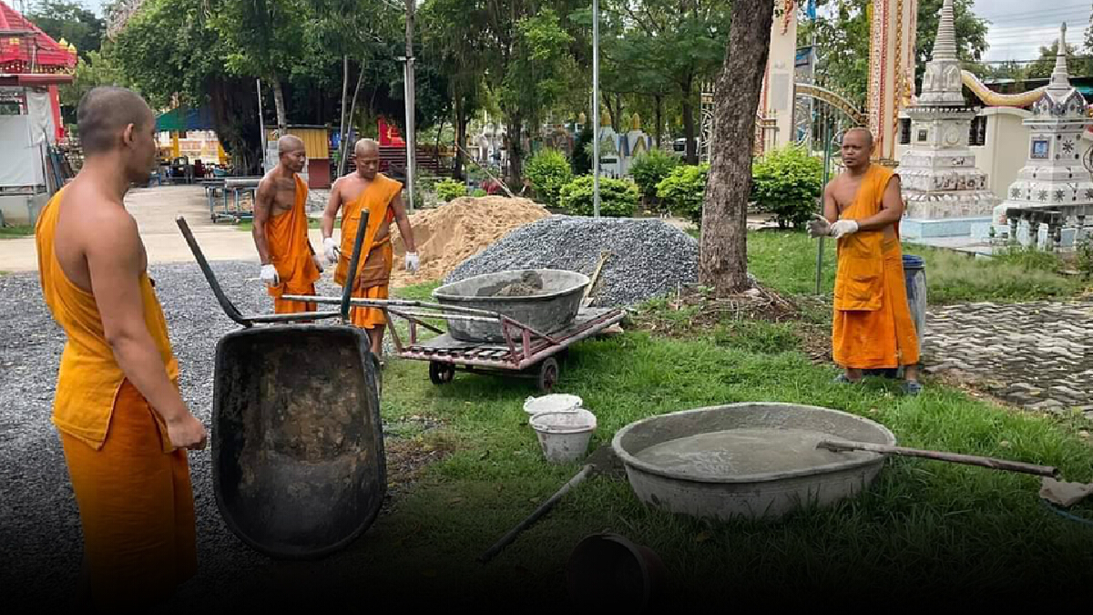 รวมพลังพระ ระดมแรงแข็งขันกันซ่อมแซมกำแพงวัด รวมพลังพระ ระดมแรงแข็งขันกันซ่อมแซมกำแพงวัด