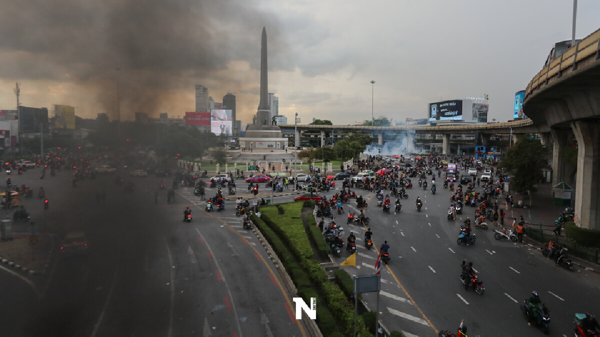 "โฆษกกห."ประณามม็อบพ่นสีทับแผ่นจารึกรายชื่อผู้เสียสละในอนุสาวรีย์ชัยฯ