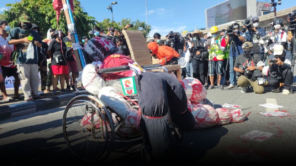 แกงแล้ว! ม็อบ "ทะลุฟ้า" เปลี่ยนแผนบุกทำเนียบ หลังเส้นทางบ้านนายกฯ ถูกปิด แกงแล้ว! ม็อบ "ทะลุฟ้า" เปลี่ยนแผนบุกทำเนียบ หลังเส้นทางบ้านนายกฯ ถูกปิด