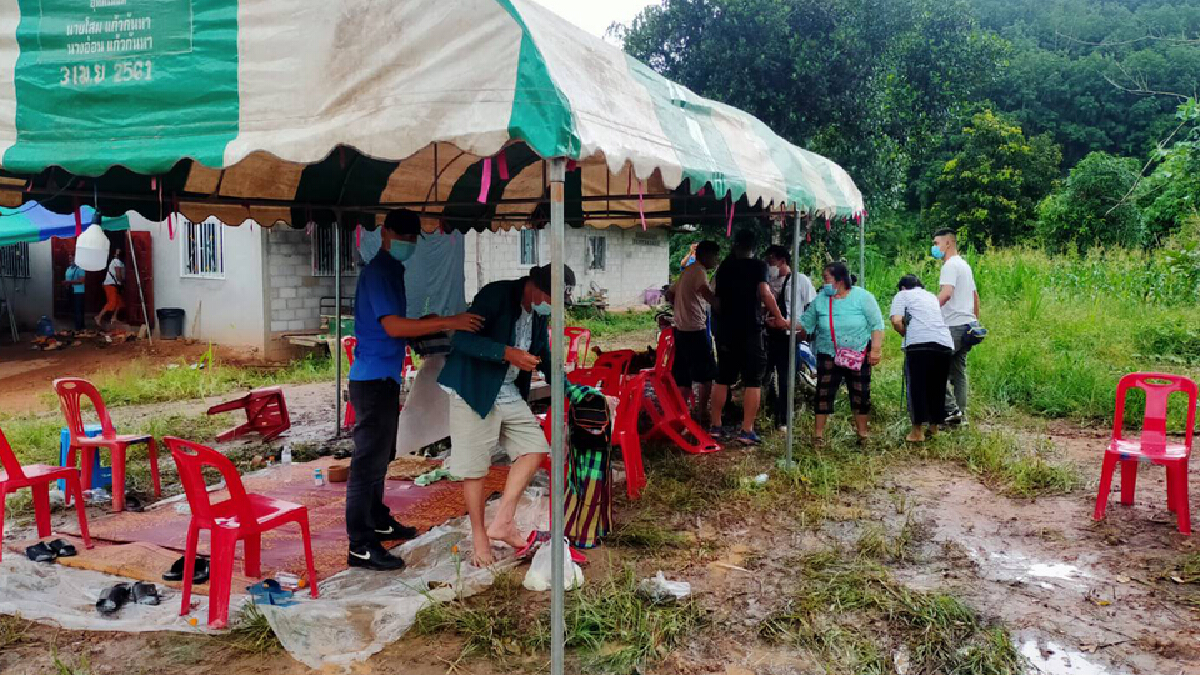 ตร.บุกจับนักพนันไฮโลกลางงานศพ รวบ4ผู้สูงอายุดำเนินคดี ตร.บุกจับนักพนันไฮโลกลางงานศพ รวบ4ผู้สูงอายุดำเนินคดี