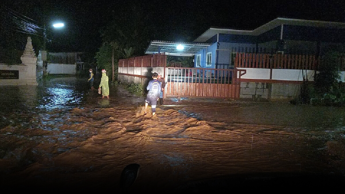 ฝนถล่มอำเภอด่านช้าง น้ำป่าทะลักกลางดึกท่วมโรงเรียนบ้านเรือนประชาชน