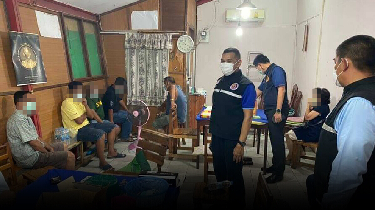 บุกรวบ 12 นักพนันตั้งวงเล่นไพ่ในสโมสรรถไฟชุมพร บุกรวบ 12 นักพนันตั้งวงเล่นไพ่ในสโมสรรถไฟชุมพร