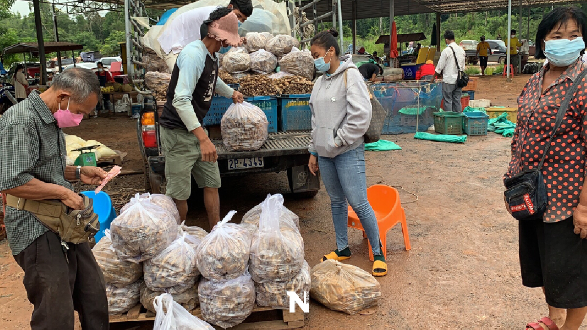 ชาวบ้านขนสินค้าเข้าออกขายตลาดชายแดนไทย-กัมพูชาคึกคัก ชาวบ้านขนสินค้าเข้าออกขายตลาดชายแดนไทย-กัมพูชาคึกคัก