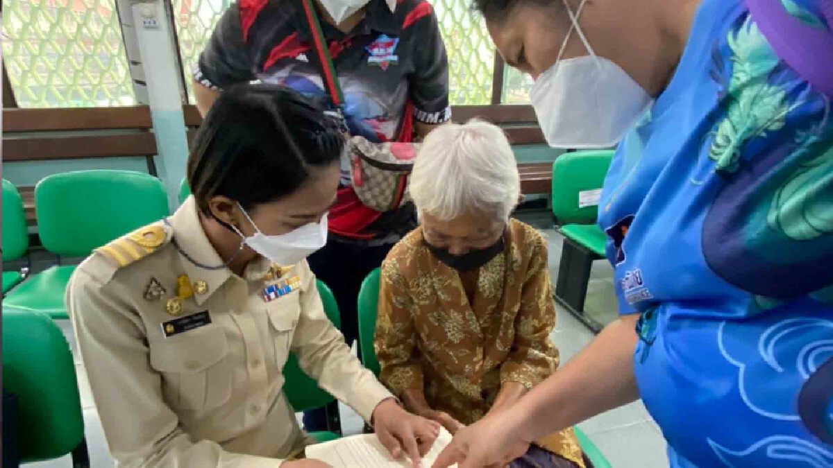 ยายร่ำไห้ดีใจได้โฉนดบ้านคืนแล้วหลังผู้ใจบุญร่วมบริจาค ยายร่ำไห้ดีใจได้โฉนดบ้านคืนแล้วหลังผู้ใจบุญร่วมบริจาค