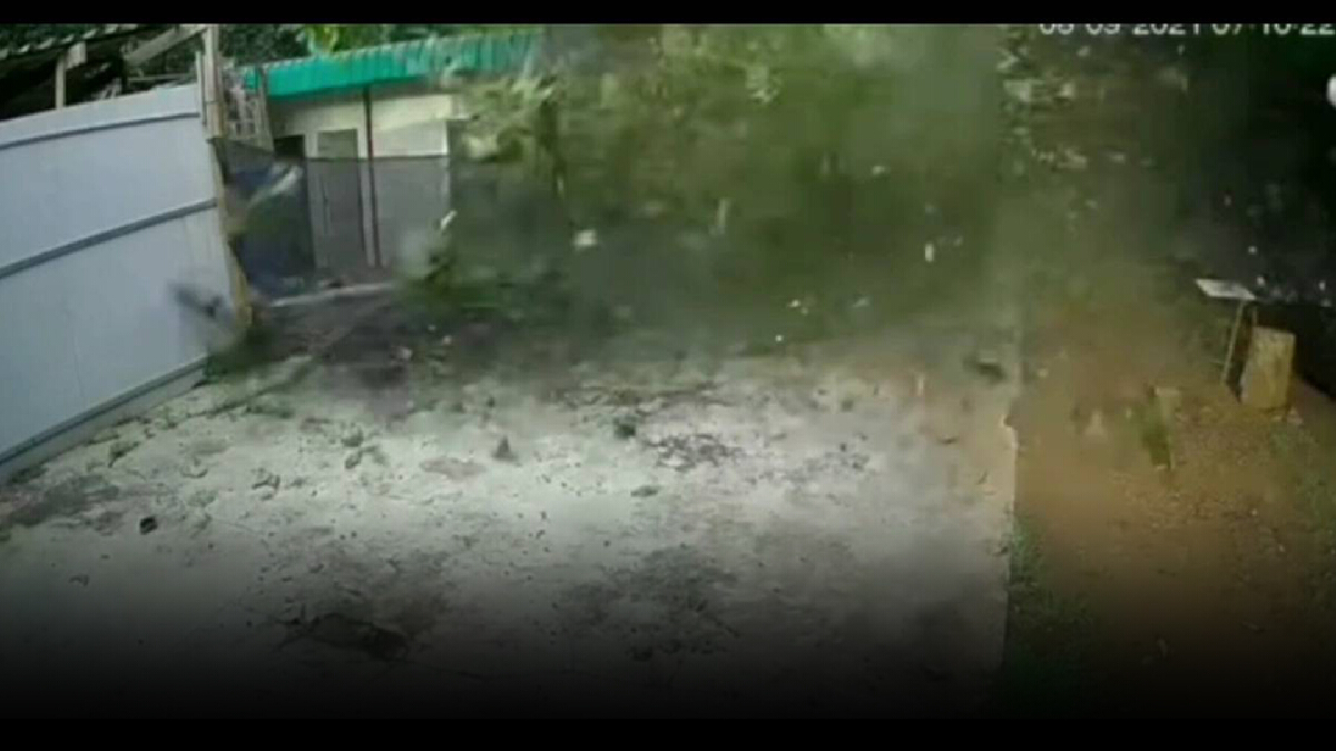 ฝนตกหนักน้ำป่ากัดเซาะเขาพังเหยดินสไลด์ทับศูนย์พักคอย อ.ภักดีชุมพล ฝนตกหนักน้ำป่ากัดเซาะเขาพังเหยดินสไลด์ทับศูนย์พักคอย อ.ภักดีชุมพล