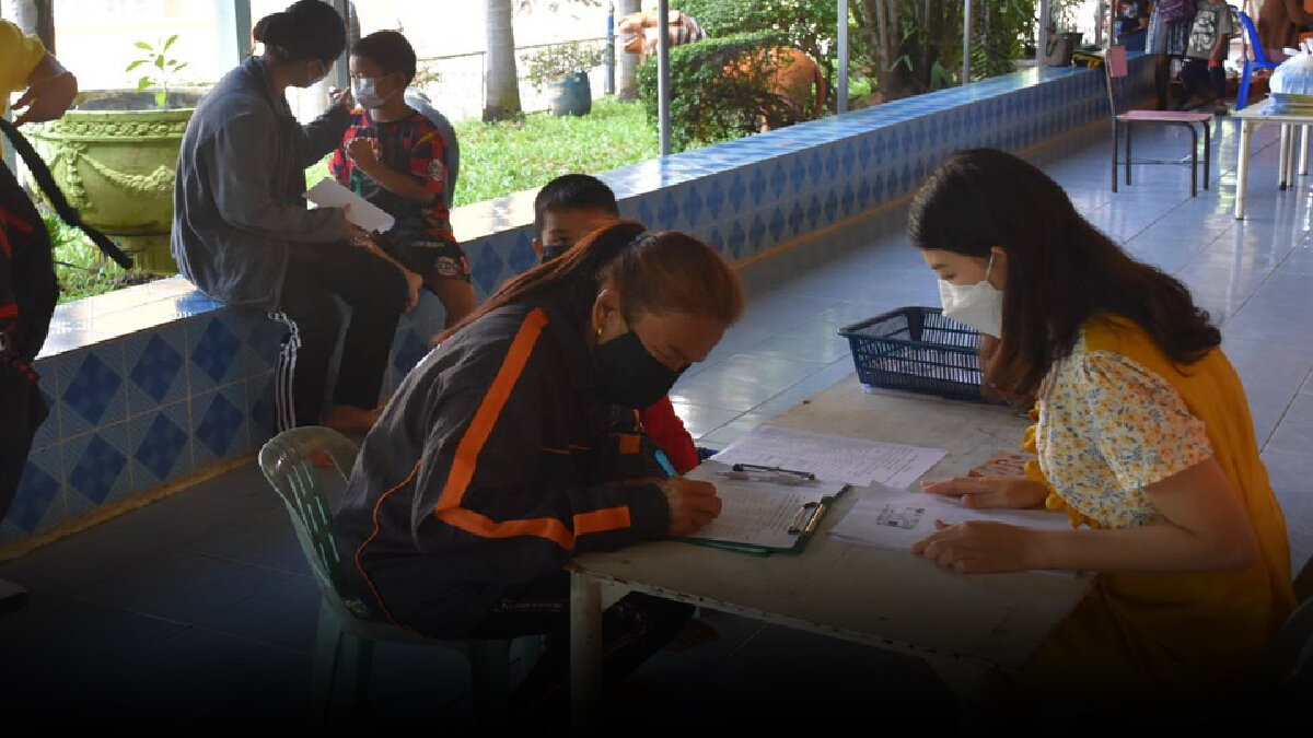 ผู้ปกครองจูงลูกหลานรับเงินสดเยียวยา 2,000 บาท