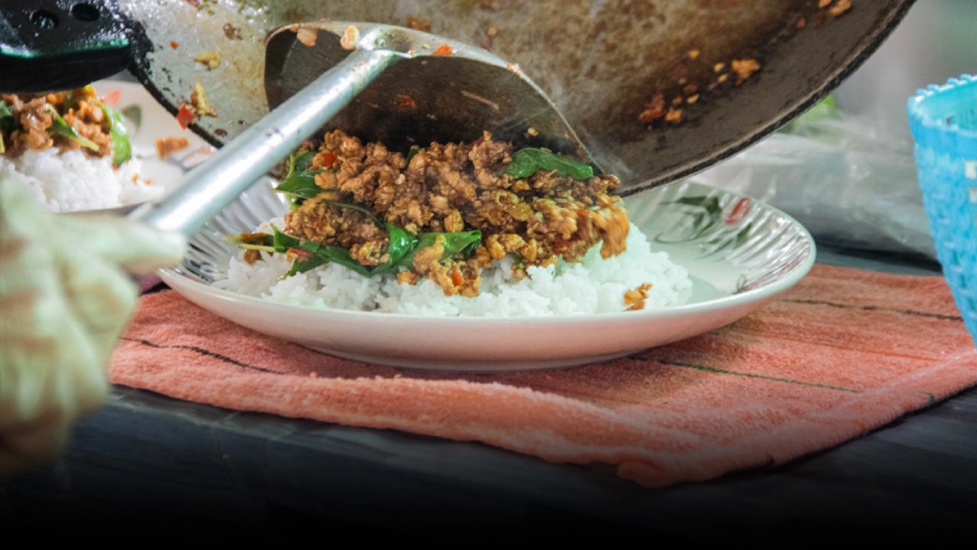 ข้าวกะเพราก๋วยเตี๋ยวอิ่มอร่อย 20 บาท ขายไม่หวังกำไรจิตใจเปี่ยมสุข