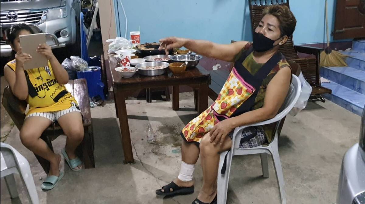 ฉุนขับรถปาดหน้า!ยิงผ่าวงหมูกระทะหวังผลลูกเขยแต่แม่ยายรับเคราะห์ ฉุนขับรถปาดหน้า!ยิงผ่าวงหมูกระทะหวังผลลูกเขยแต่แม่ยายรับเคราะห์