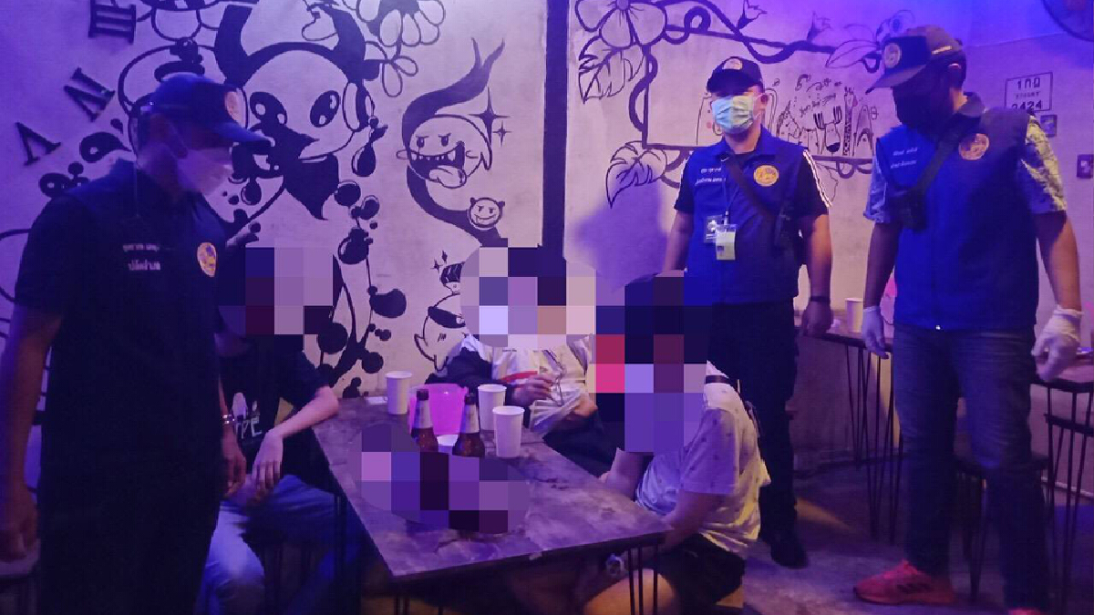 นายอำเภอสั่งลุย บุกจับร้านแอบขายสุราใส่แก้วทึบให้ลูกค้านั่งดื่มในร้าน นายอำเภอสั่งลุย บุกจับร้านแอบขายสุราใส่แก้วทึบให้ลูกค้านั่งดื่มในร้าน