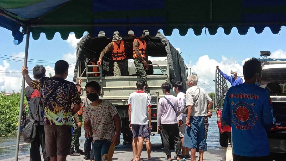 ทหารจัดรถบรรทุก 5 คันช่วยน้ำท่วมโนนสูง ทหารจัดรถบรรทุก 5 คันช่วยน้ำท่วมโนนสูง