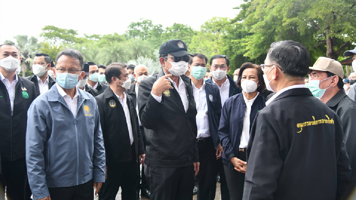 นายกฯรุดตรวจเยี่ยมสถานการณ์น้ำท่วม จ.สุโขทัย ชาวเน็ตแห่ส่องเลขทะเบียน