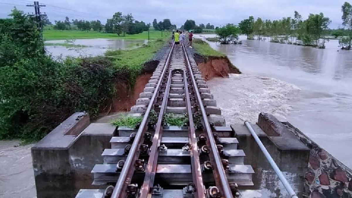 การรถไฟฯ งดเดินรถสายอีสาน 8 ขบวน เหตุถูกน้ำท่วมหนัก