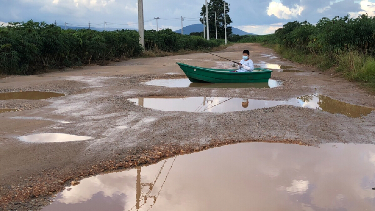 ชาวบ้านสุดทนทำคลิป"ล่องเรือหารัก"ร้องเรียนถนนพังมานาน10ปี ชาวบ้านสุดทนทำคลิป"ล่องเรือหารัก"ร้องเรียนถนนพังมานาน10ปี