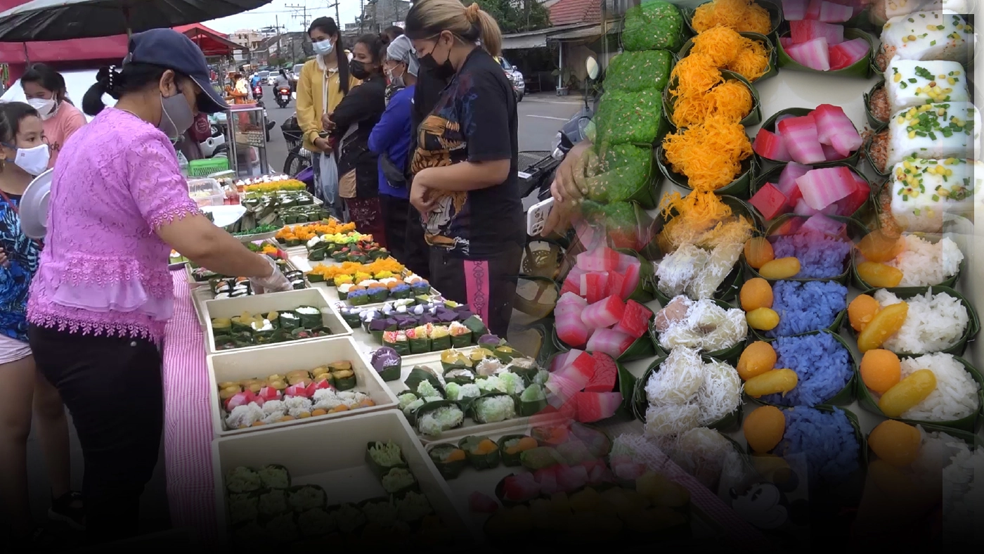 ร้านเบเกอรรี่ปรับตัวสู้ขนขนมหลากชนิดมาขายริมถนน ร้านเบเกอรรี่ปรับตัวสู้ขนขนมหลากชนิดมาขายริมถนน