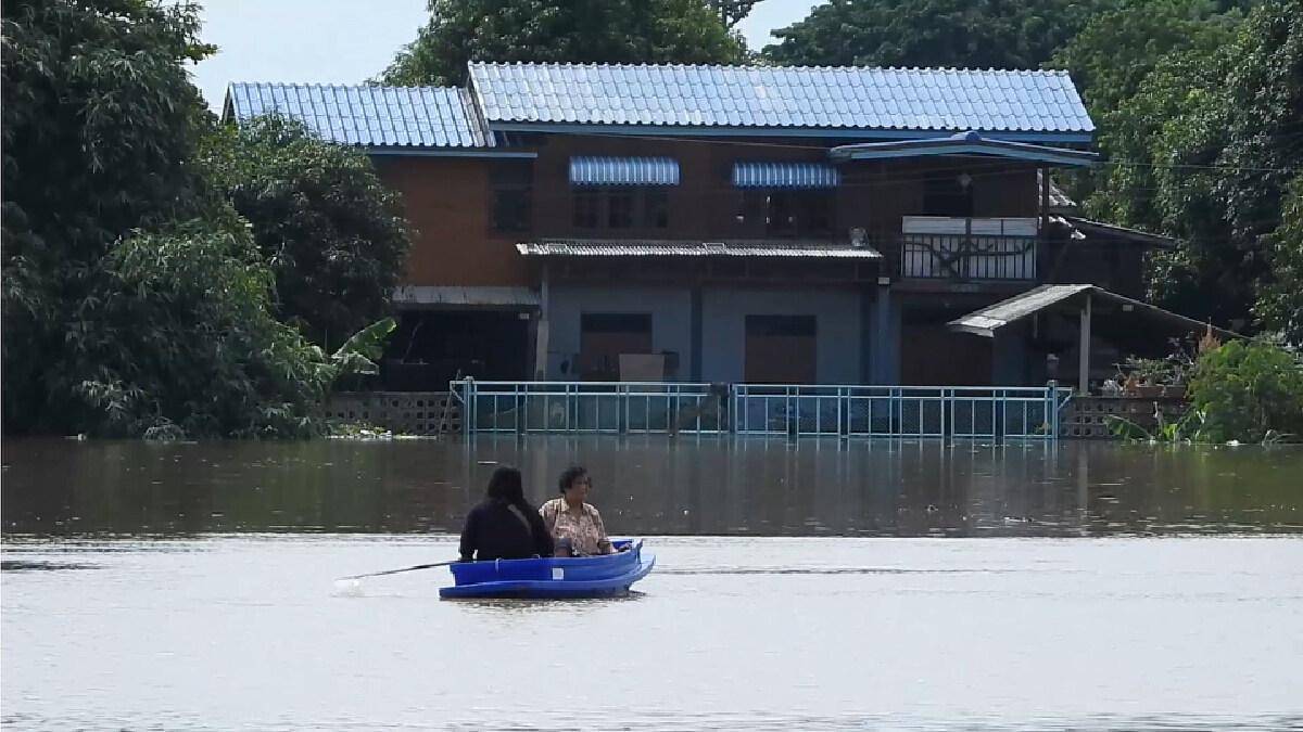 บางบาลอ่วม ชาวบ้าน-ทหาร-นร.ช่วยกั้นกระสอบทรายป้องกันน้ำทะลัก บางบาลอ่วม ชาวบ้าน-ทหาร-นร.ช่วยกั้นกระสอบทรายป้องกันน้ำทะลัก