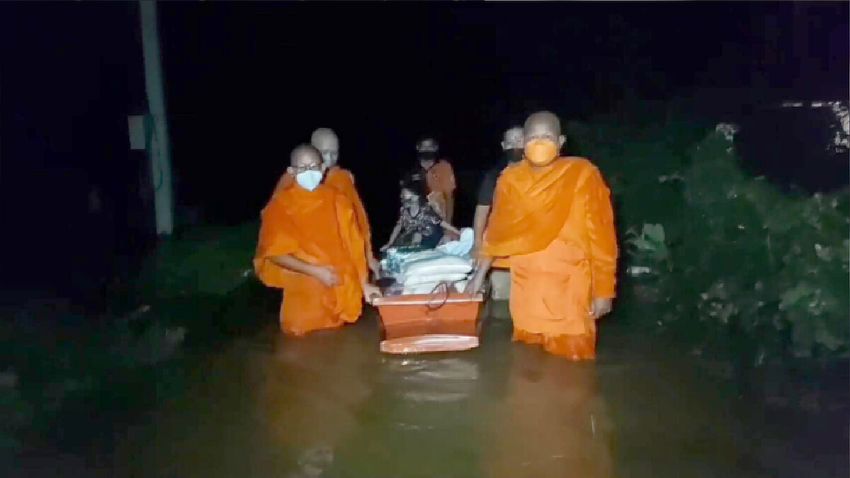 พระลุยน้ำท่วม-นำอาหารมอบชาวศรีสำโรง พระลุยน้ำท่วม-นำอาหารมอบชาวศรีสำโรง
