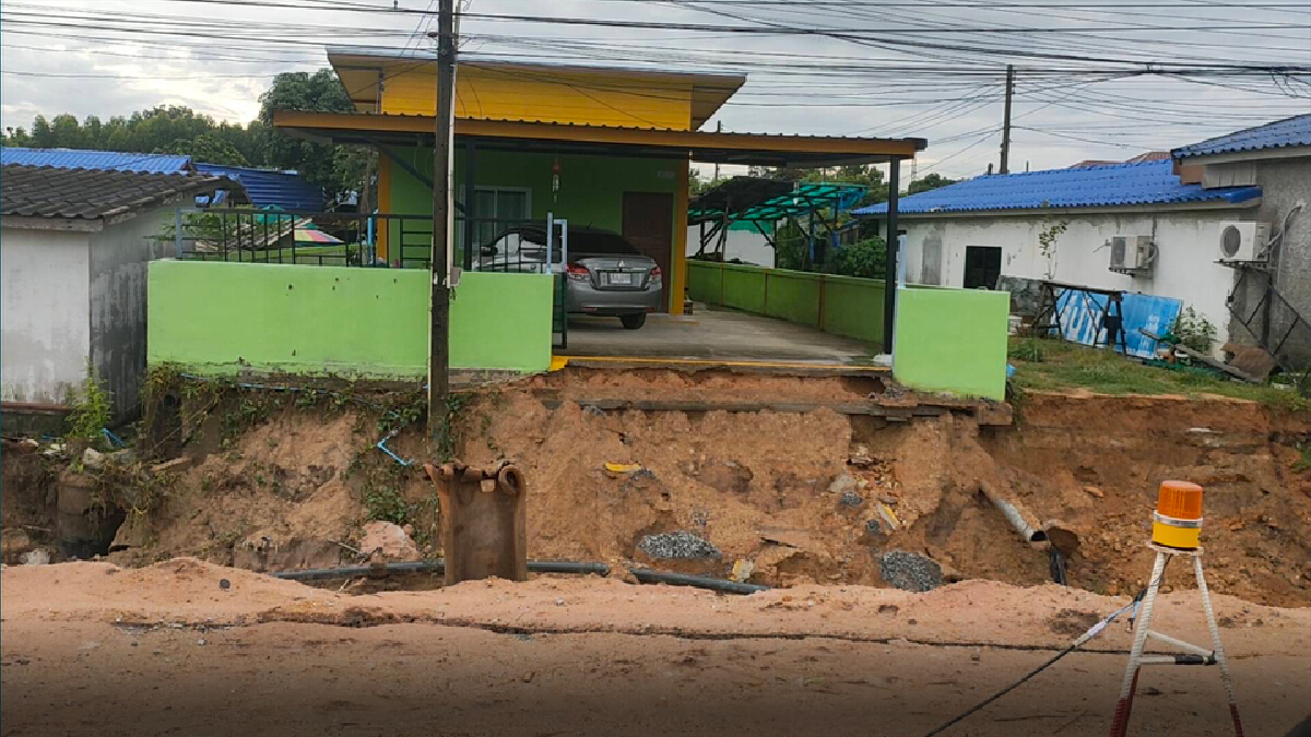 ฝนตกหนักวางท่อระบายน้ำดินเกิดทรุด ชาวบ้านเดือดร้อนออกจากบ้านไม่ได้