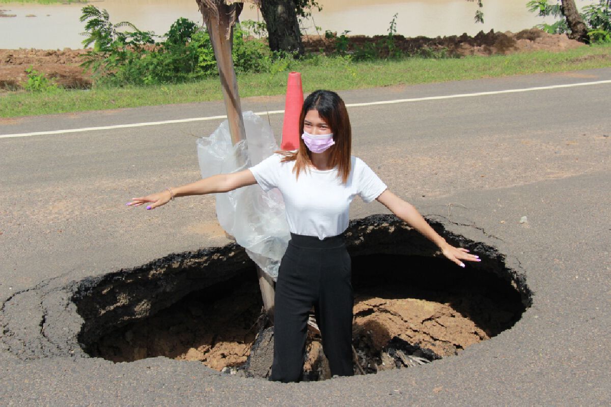 ถนนทรุดเกิดหลุมขนาดใหญ่ลงไปถ่ายเซลฟี่ในหลุม