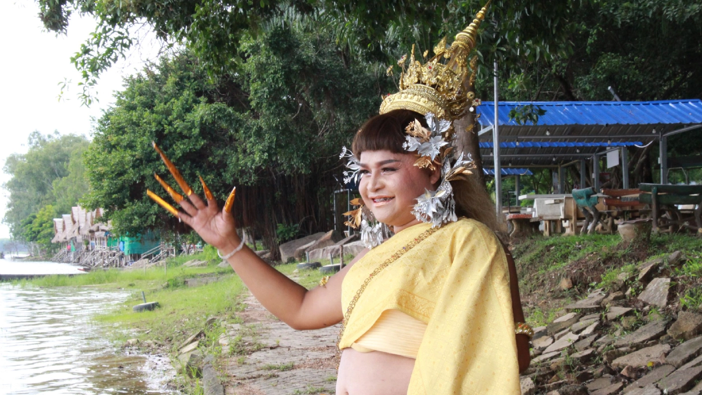 ฮอตไม่หยุด สาวสองแต่งตัวเลียนแบบ “ลิซ่า” เรียกลูกค้าชวนเที่ยวบุรีรัมย์