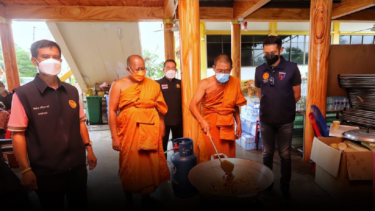 หลวงพ่อวัดราษฎร์บำรุง (วัดไก่หอบ) หนองเสือ เปิดโรงทานสู้ภัยโควิด-19