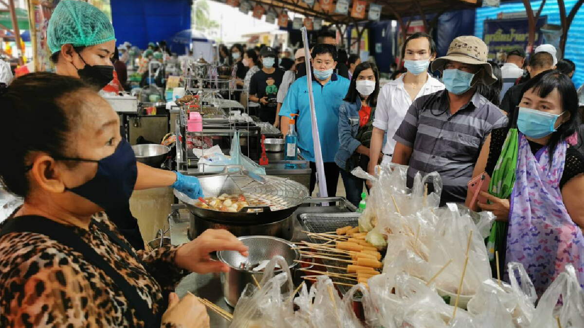 ลูกชิ้นยืนกินวันที่ 3 ยังคึกคักฝนตกไม่เป็นอุปสรรคเข้าคิวรอซื้อยาวเหยียด