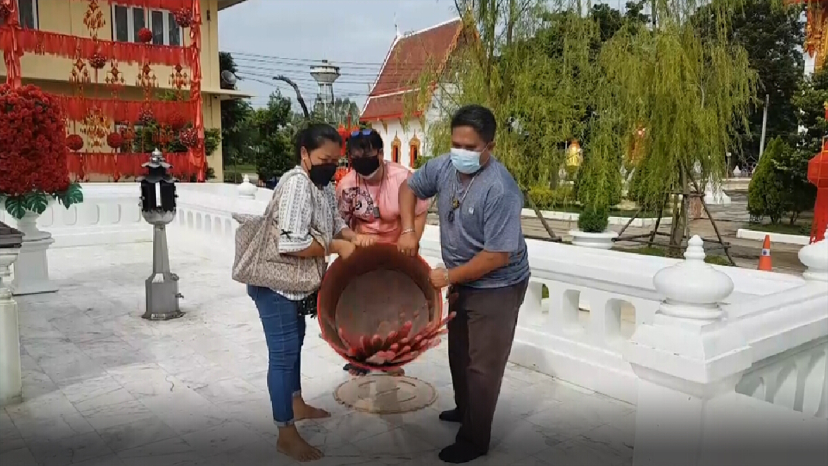 คอหวยแห่เขย่าเซียมซียักษ์ ขอโชคลาภท้าวเวสสุวรรณคึกคัก