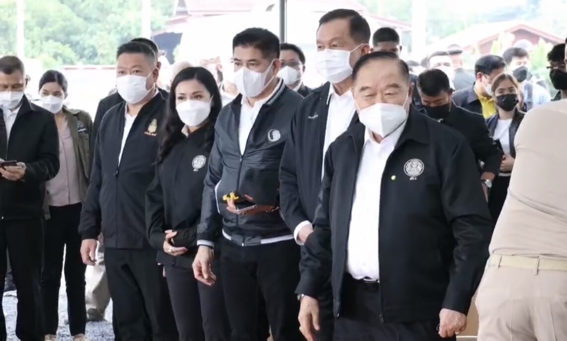 "ธรรมนัส-นฤมล"ประกบใกล้ชิด“ลุงป้อม”ตรวจน้ำอยุธยา "ธรรมนัส-นฤมล"ประกบใกล้ชิด“ลุงป้อม”ตรวจน้ำอยุธยา