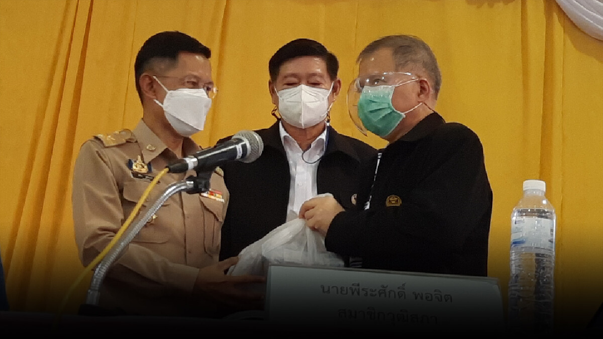 สว.ลงพื้นที่"แพร่"มอบอุปกรณ์ป้องกันโควิด-19 สว.ลงพื้นที่"แพร่"มอบอุปกรณ์ป้องกันโควิด-19