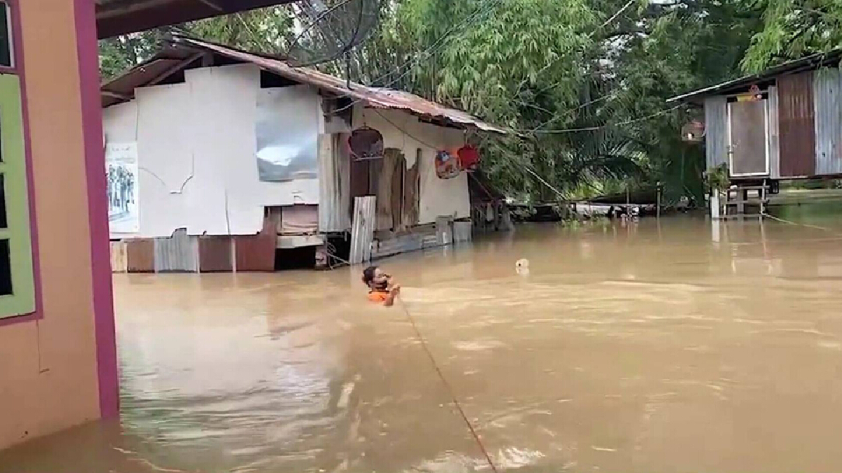 รับพายุเตี้ยนหมู่ชัยภูมิฝนตกหนักน้ำล้นสันเขื่อนท่วมหลายหมู่บ้าน รับพายุเตี้ยนหมู่ชัยภูมิฝนตกหนักน้ำล้นสันเขื่อนท่วมหลายหมู่บ้าน