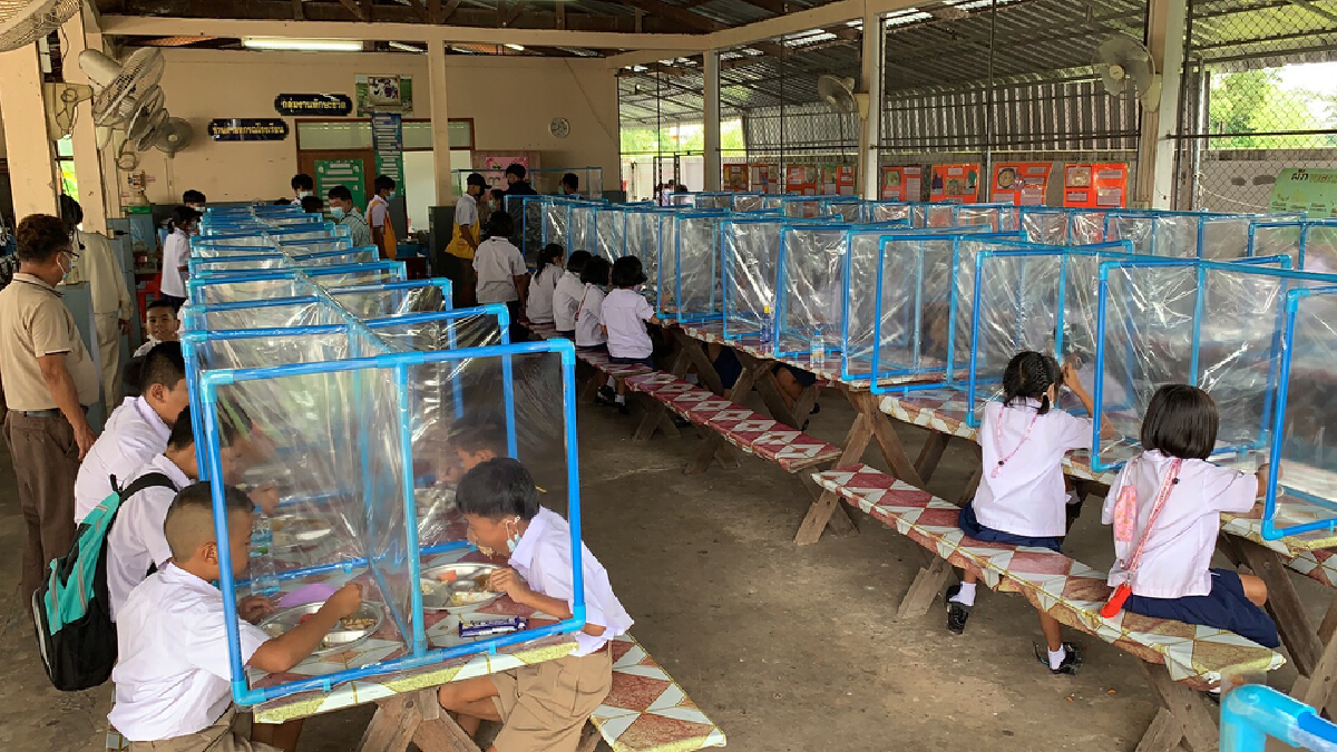 โรงอาหารปลอดภัยโควิด นร.นั่งตามที่นั่งมีฉากกั้นเว้นระยะห่าง