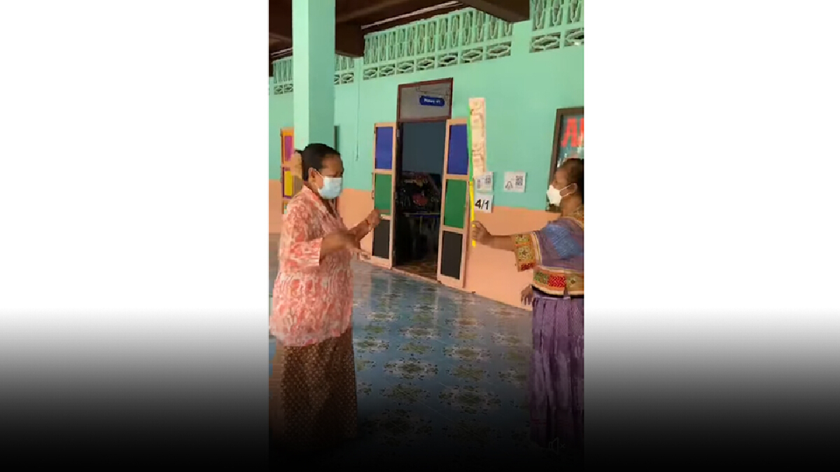 ธรรมดาโลกไม่จำ!ฮือฮาครูบุรีรัมย์ เปิดเพลงรำวงก่อนมอบเงินเยียวยา2พันบาท