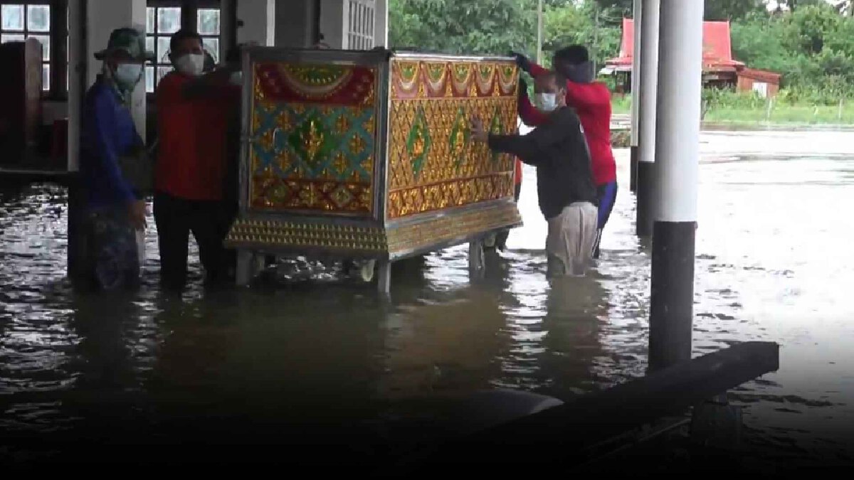 เร่งอพยพชาวบ้านติดเกาะหลังน้ำท่วมสูง กู้ภัยช่วยขนย้ายโลงเย็น เร่งอพยพชาวบ้านติดเกาะหลังน้ำท่วมสูง กู้ภัยช่วยขนย้ายโลงเย็น